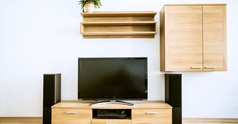 How to Decorate an Entertainment Center With Shelves Drawers